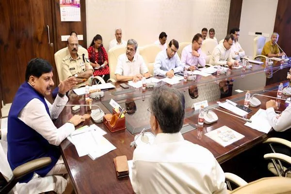 सम्मेलन कक्ष में मेज के चारों ओर बैठे मुख्यमंत्री डॉ. मोहन यादव और अधिकारी बैठक करते हुए
