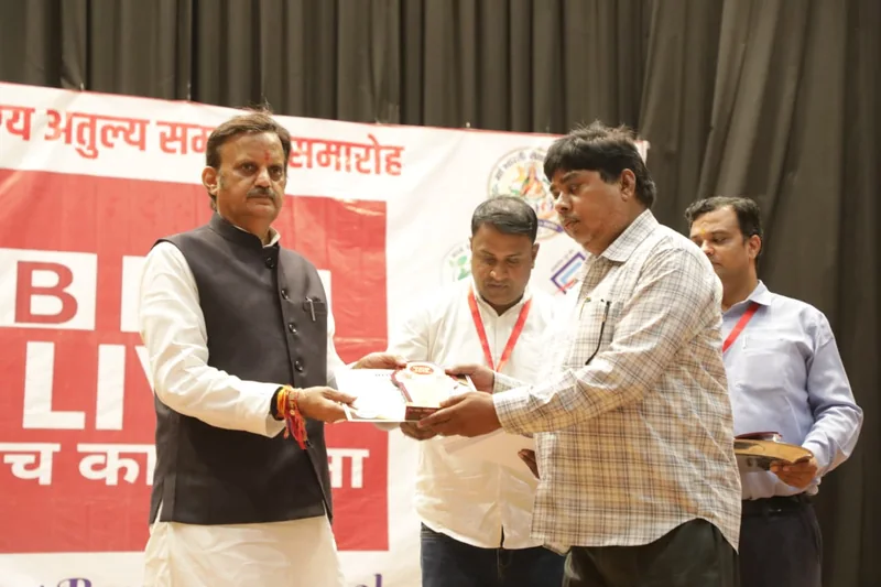 उप मुख्यमंत्री ने अधिकारियों और कर्मचारियों को किया सम्मानित