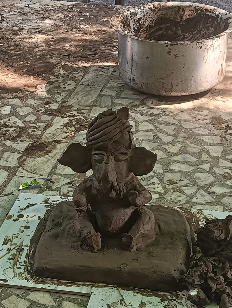 नर्मदा तट की माटी से विघ्नहर्ता श्री गणेश प्रतिमा को आकार दे रहे हैं आशाग्राम के मनोरोगी