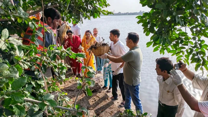 सेवा संकल्प अभियान के तहत वृंदावन सागर तालाब पर चलाया गया स्वच्छता अभियान सफाई मित्रों को किया गया सम्मानित